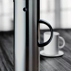 Stelton Isolierkanne EM77 1 L In Stahl 5 Stelton Isolierkanne EM77 1 L In Stahl -Kaffee Espresso Verkäufe LS 900 ashx l