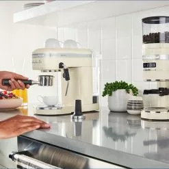 KitchenAid Halbautomatische Espressomaschine ARTISAN In Creme 17 KitchenAid Halbautomatische Espressomaschine ARTISAN In Creme -Kaffee Espresso Verkäufe P200263kp 017z EMEA AC